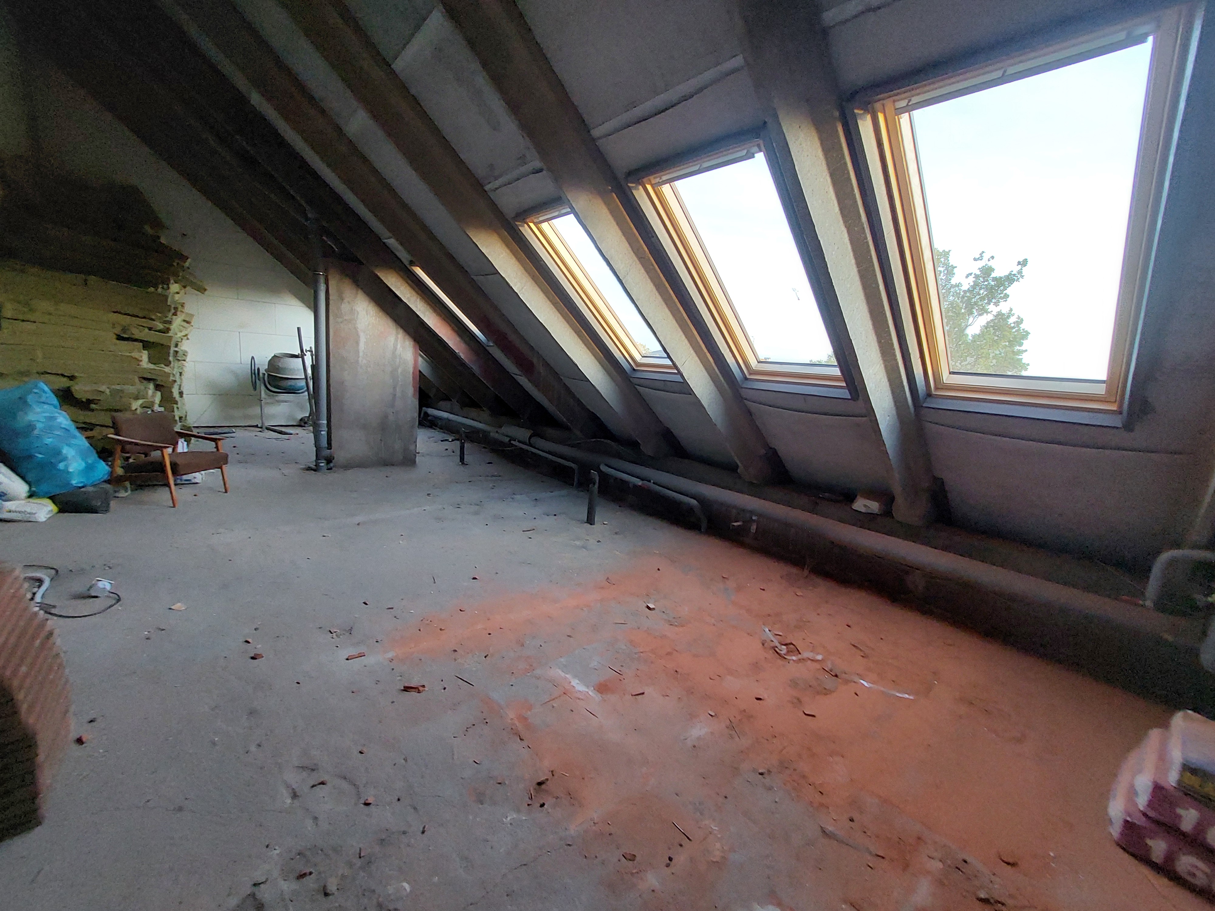 Instalace střešních oken během rekonstrukce